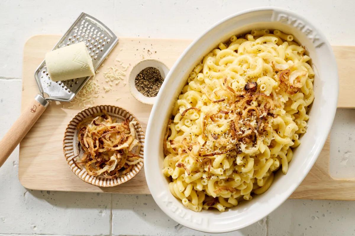 Zigerhörnli, aus der Kategorie . Zubereitungsmethode Sieden. Das fertige Gericht schön angerichtet und fotografiert aus Vogelperspektive (Food Fotografie). Serviervorschlag, Original Tiptopf Rezept, aus dem bekanntesten Kochbuch der Schweiz