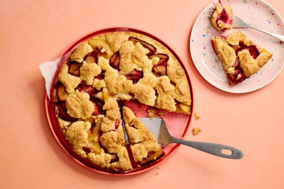 Krümelkuchen aus der Kategorie Gebäck süss. Das fertige Gericht schön angerichtet und fotografiert aus Vogelperspektive (Food Fotografie). Serviervorschlag, Original Tiptopf Rezept, aus dem bekanntesten Kochbuch der Schweiz
