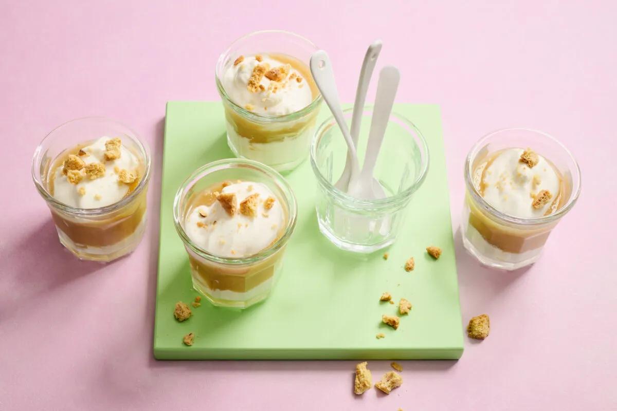 Apfelcreme aus der Kategorie Desserts. Das fertige Gericht schön angerichtet und fotografiert aus Vogelperspektive (Food Fotografie). Serviervorschlag, Original Tiptopf Rezept, aus dem bekanntesten Kochbuch der Schweiz
