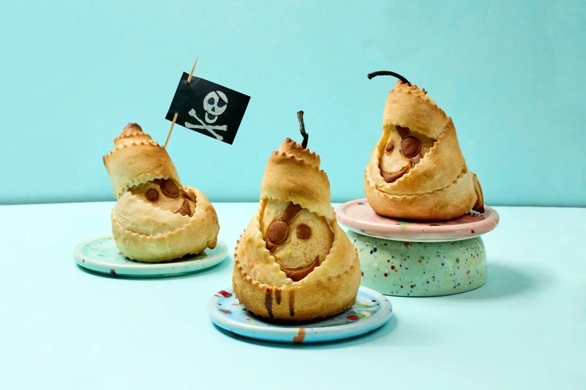 Birnenpiraten aus der Kategorie Gebäck süss. Das fertige Gericht schön angerichtet und fotografiert aus Vogelperspektive (Food Fotografie). Serviervorschlag, Original Tiptopf Rezept, aus dem bekanntesten Kochbuch der Schweiz