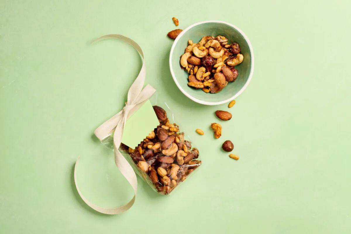 Apéronüsse aus der Kategorie Snacks &amp; Fingerfood. Das fertige Gericht schön angerichtet und fotografiert aus Vogelperspektive (Food Fotografie). Serviervorschlag, Original Tiptopf Rezept, aus dem bekanntesten Kochbuch der Schweiz