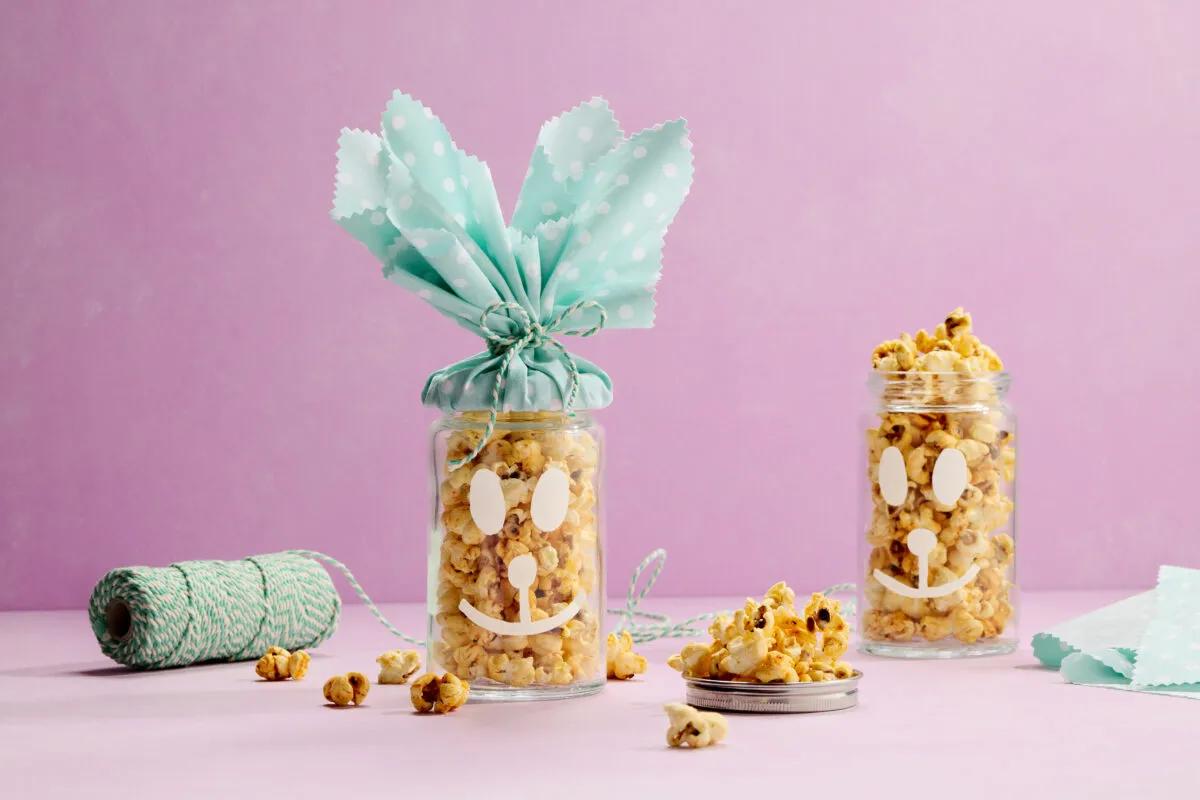 Popcorn-Hasen aus der Kategorie Snacks &amp; Fingerfood. Das fertige Gericht schön angerichtet und fotografiert aus Vogelperspektive (Food Fotografie). Serviervorschlag, Original Tiptopf Rezept, aus dem bekanntesten Kochbuch der Schweiz
