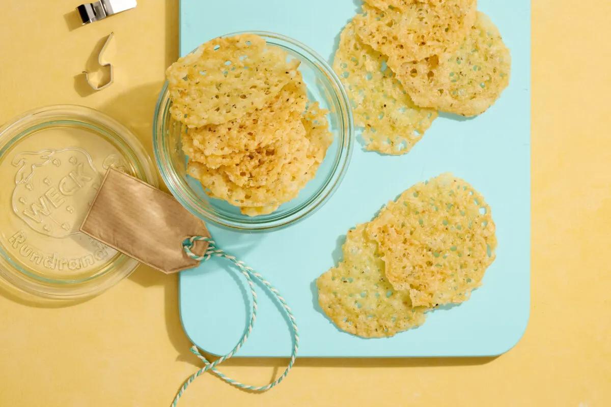 Käsecracker aus der Kategorie Snacks &amp; Fingerfood. Das fertige Gericht schön angerichtet und fotografiert aus Vogelperspektive (Food Fotografie). Serviervorschlag, Original Tiptopf Rezept, aus dem bekanntesten Kochbuch der Schweiz