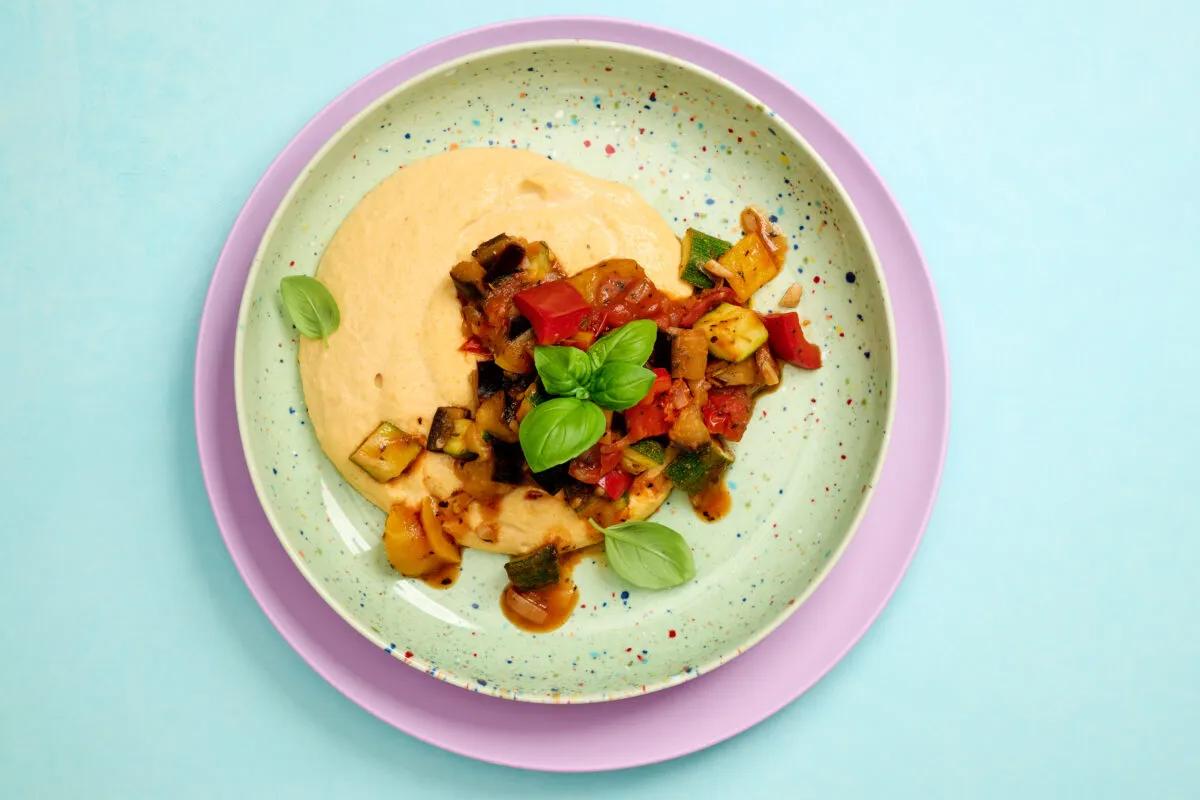 Linsenstock mit Ratatouille aus der Kategorie Hülsenfrüchte &amp; Co. Das fertige Gericht schön angerichtet und fotografiert aus Vogelperspektive (Food Fotografie). Serviervorschlag, Original Tiptopf Rezept, aus dem bekanntesten Kochbuch der Schweiz