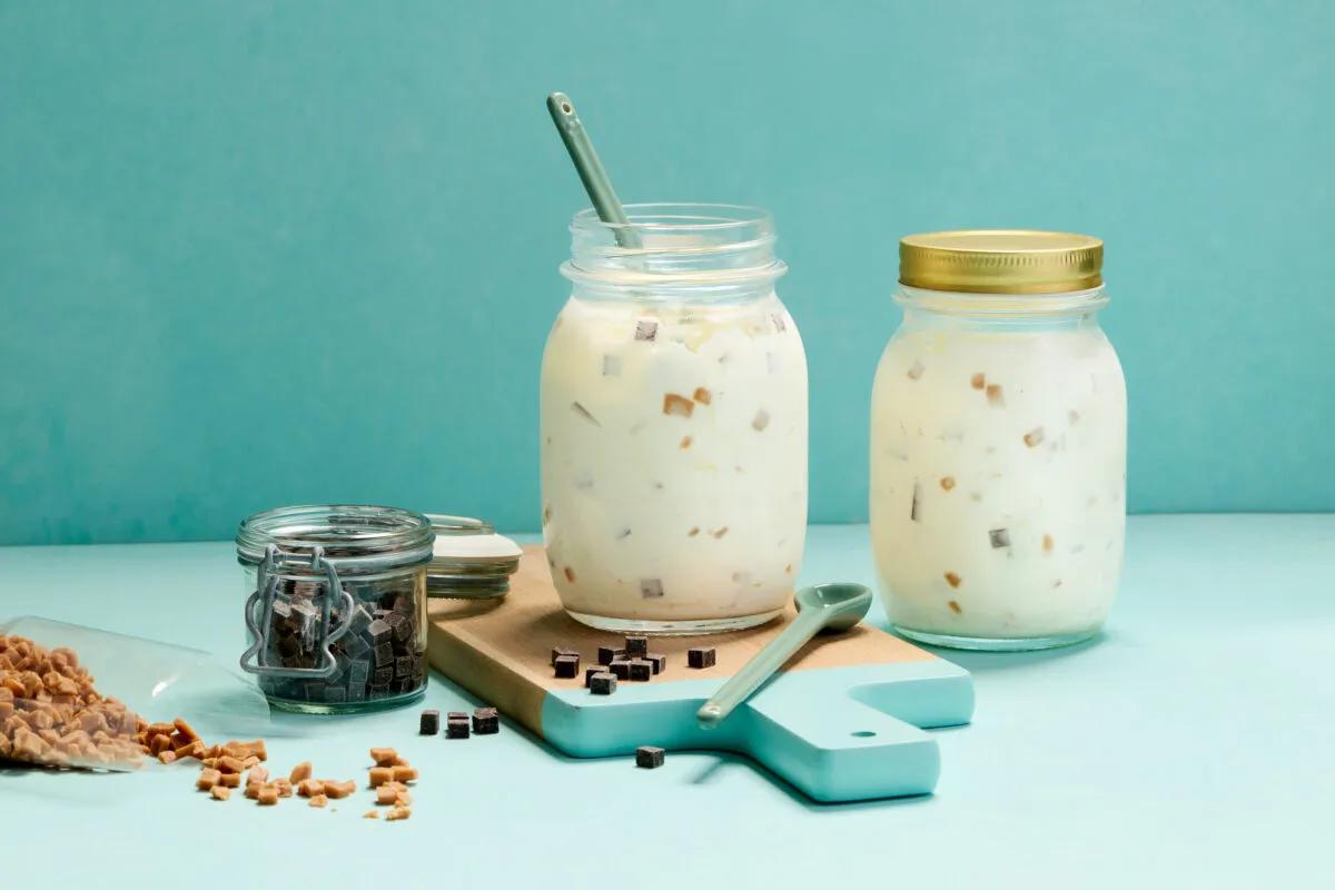 Schüttelglace aus der Kategorie Desserts. Das fertige Gericht schön angerichtet und fotografiert aus Vogelperspektive (Food Fotografie). Serviervorschlag, Original Tiptopf Rezept, aus dem bekanntesten Kochbuch der Schweiz