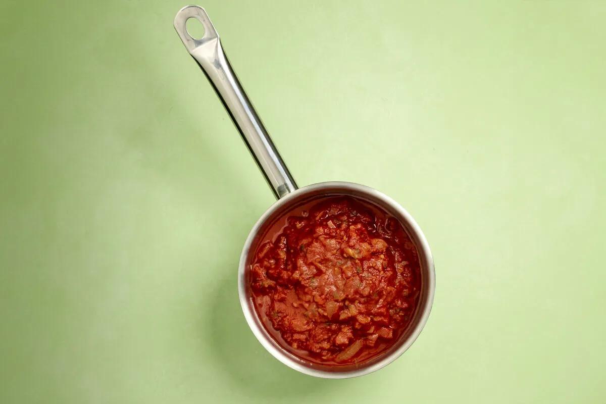 Tomatensauce aus der Kategorie Getreide. Das fertige Gericht schön angerichtet und fotografiert aus Vogelperspektive (Food Fotografie). Serviervorschlag, Original Tiptopf Rezept, aus dem bekanntesten Kochbuch der Schweiz