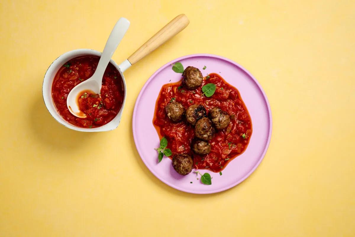 Hackbällchen mit Tomatensauce aus der Kategorie Fleisch &amp; Fisch. Das fertige Gericht schön angerichtet und fotografiert aus Vogelperspektive (Food Fotografie). Serviervorschlag, Original Tiptopf Rezept, aus dem bekanntesten Kochbuch der Schweiz