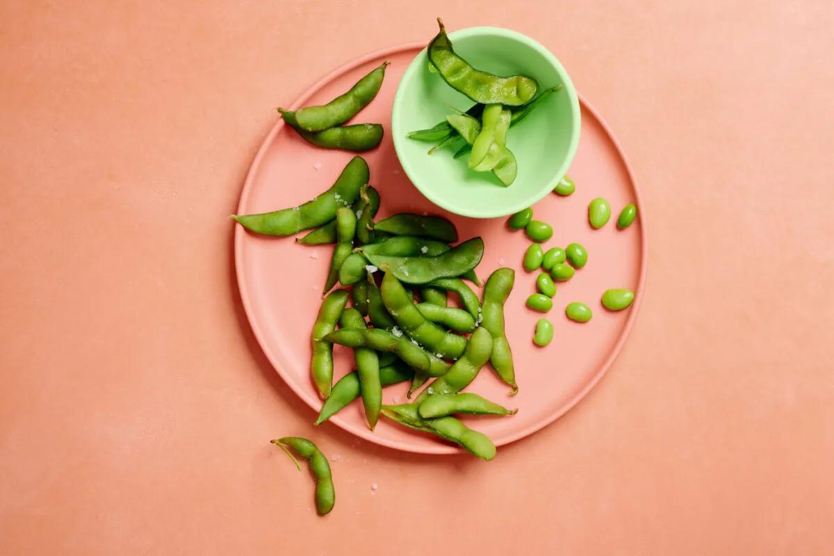 Edamame aus der Kategorie Snacks &amp; Fingerfood. Das fertige Gericht schön angerichtet und fotografiert aus Vogelperspektive (Food Fotografie). Serviervorschlag, Original Tiptopf Rezept, aus dem bekanntesten Kochbuch der Schweiz