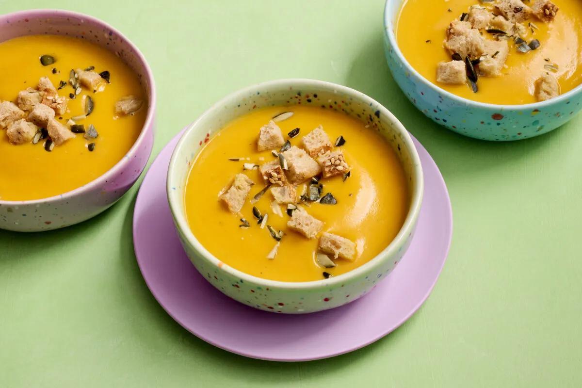 Kürbissuppe aus der Kategorie Suppen. Das fertige Gericht schön angerichtet und fotografiert aus Vogelperspektive (Food Fotografie). Serviervorschlag, Original Tiptopf Rezept, aus dem bekanntesten Kochbuch der Schweiz