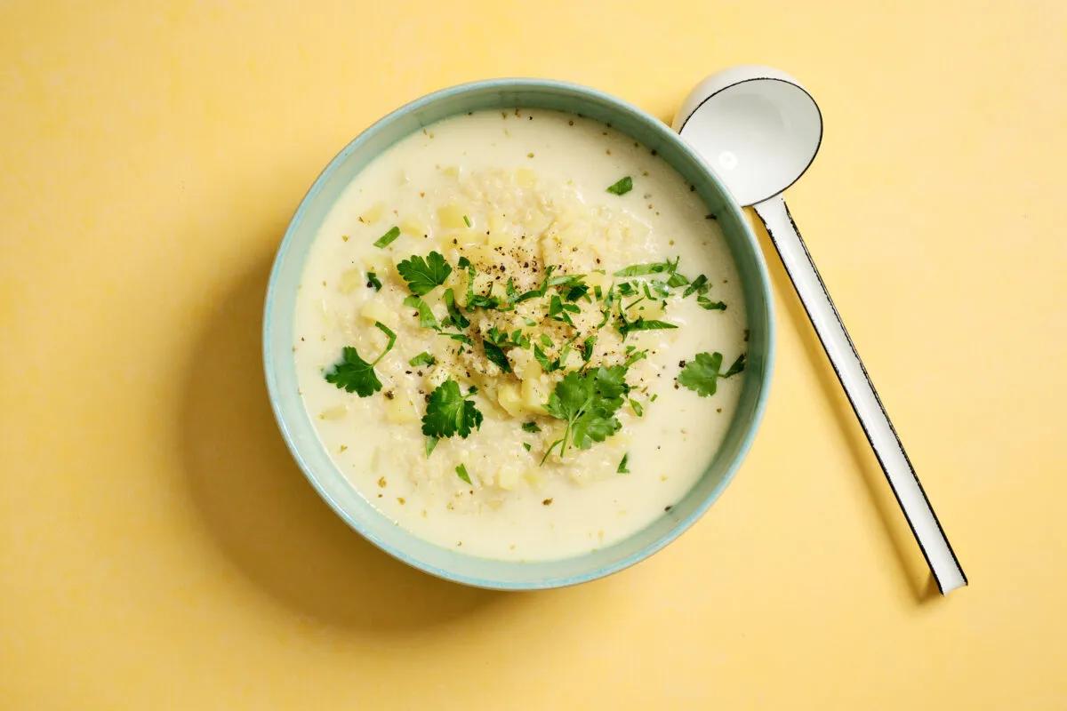 Quinoasuppe aus der Kategorie Suppen. Das fertige Gericht schön angerichtet und fotografiert aus Vogelperspektive (Food Fotografie). Serviervorschlag, Original Tiptopf Rezept, aus dem bekanntesten Kochbuch der Schweiz