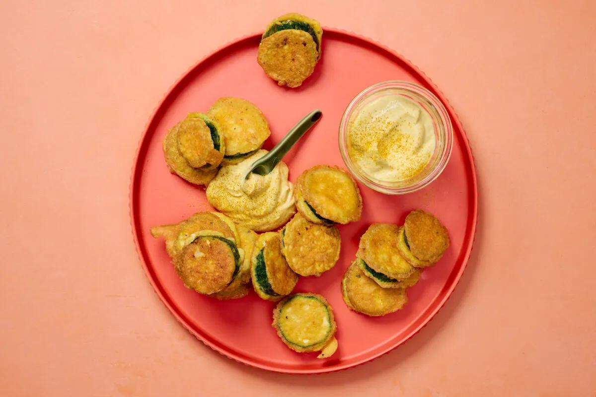 Zucchettipiccata aus der Kategorie Gemüse. Das fertige Gericht schön angerichtet und fotografiert aus Vogelperspektive (Food Fotografie). Serviervorschlag, Original Tiptopf Rezept, aus dem bekanntesten Kochbuch der Schweiz