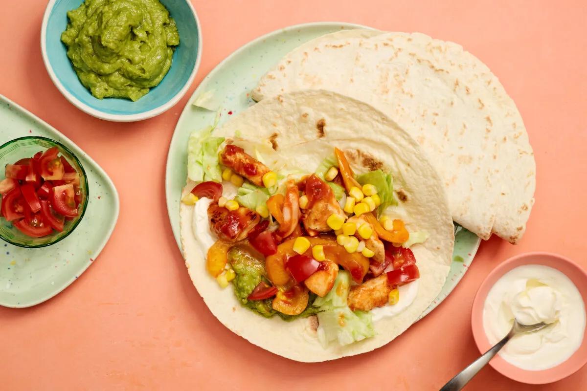 Fajitas aus der Kategorie Snacks &amp; Fingerfood. Das fertige Gericht schön angerichtet und fotografiert aus Vogelperspektive (Food Fotografie). Serviervorschlag, Original Tiptopf Rezept, aus dem bekanntesten Kochbuch der Schweiz