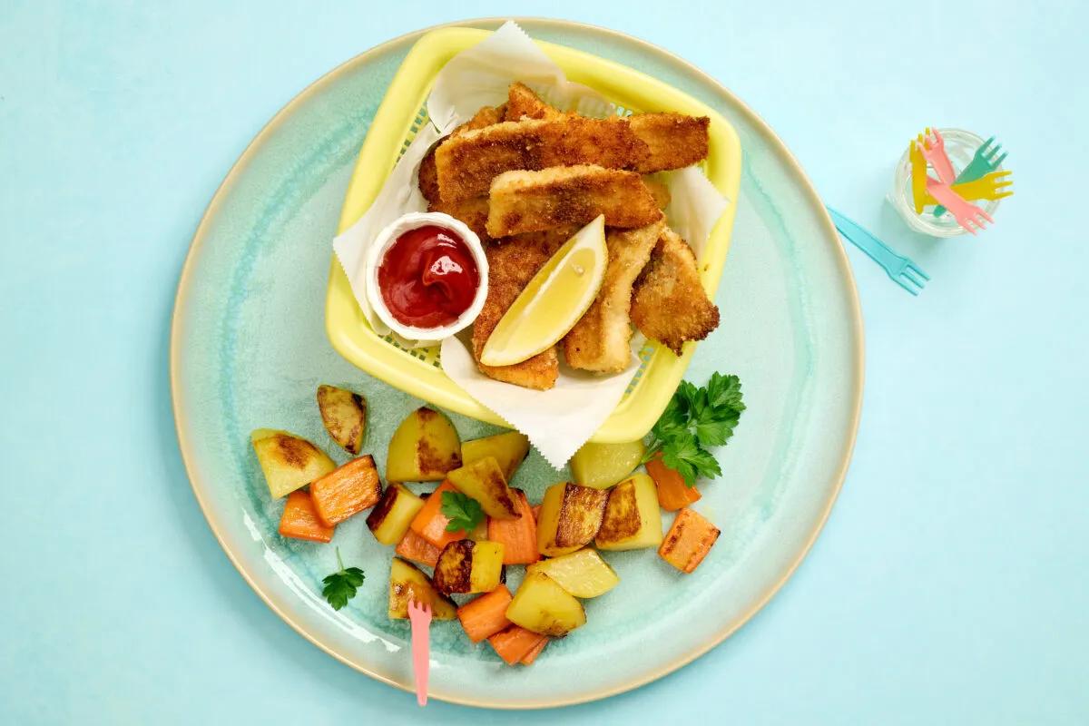 Fischstäbli mit Bratkartoffeln aus der Kategorie Fleisch &amp; Fisch. Das fertige Gericht schön angerichtet und fotografiert aus Vogelperspektive (Food Fotografie). Serviervorschlag, Original Tiptopf Rezept, aus dem bekanntesten Kochbuch der Schweiz