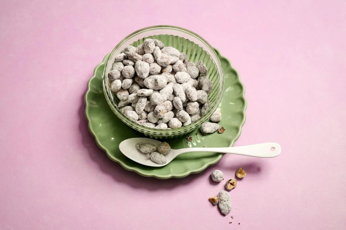 Schokoladennüsse aus der Kategorie Desserts. Das fertige Gericht schön angerichtet und fotografiert aus Vogelperspektive (Food Fotografie). Serviervorschlag, Original Tiptopf Rezept, aus dem bekanntesten Kochbuch der Schweiz