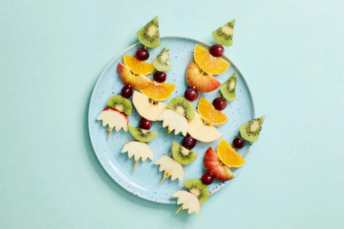 Fruchtraketen aus der Kategorie Snacks &amp; Fingerfood. Das fertige Gericht schön angerichtet und fotografiert aus Vogelperspektive (Food Fotografie). Serviervorschlag, Original Tiptopf Rezept, aus dem bekanntesten Kochbuch der Schweiz