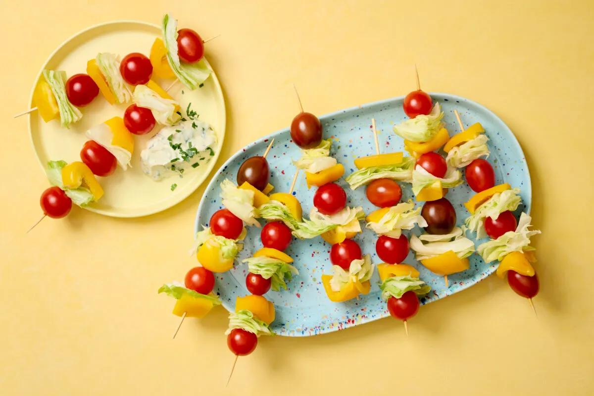 Salatspiesschen. Das fertige Gericht schön angerichtet und fotografiert aus Vogelperspektive (Food Fotografie). Serviervorschlag, Original Tiptopf Rezept, aus dem bekanntesten Kochbuch der Schweiz