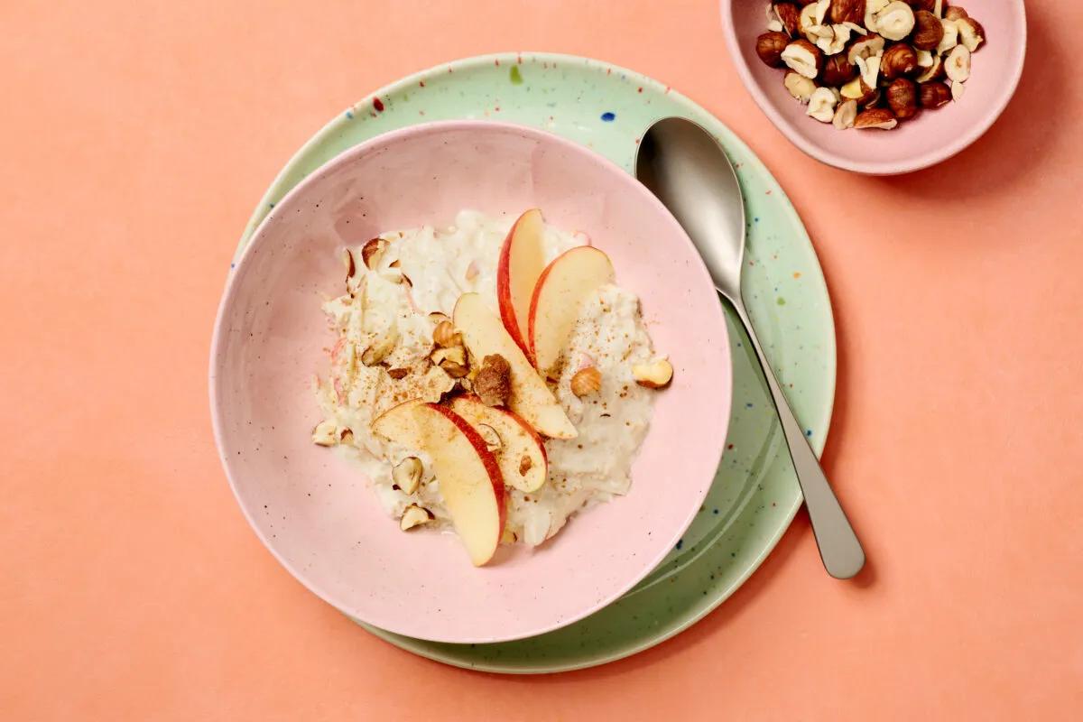 Birchermüesli aus der Kategorie Frühstück &amp; Brunch. Das fertige Gericht schön angerichtet und fotografiert aus Vogelperspektive (Food Fotografie). Serviervorschlag, Original Tiptopf Rezept, aus dem bekanntesten Kochbuch der Schweiz