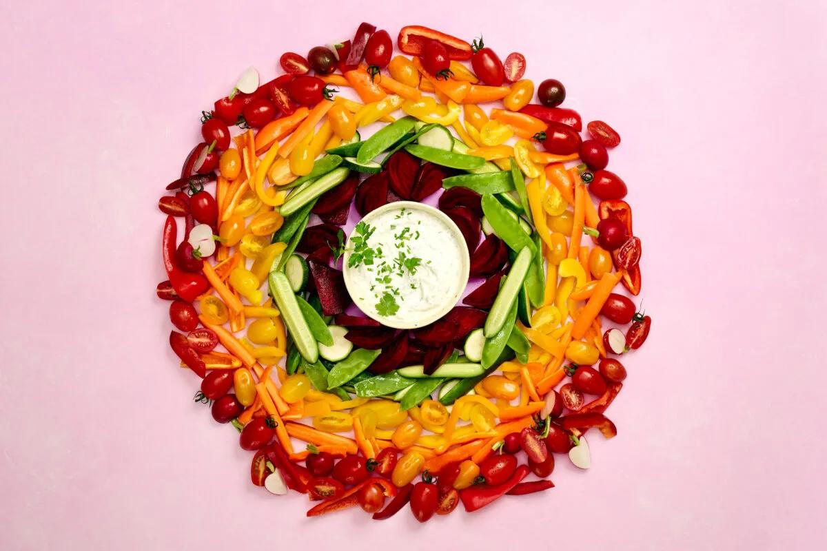 Gemüse mit Kräuterdip aus der Kategorie Snacks &amp; Fingerfood. Das fertige Gericht schön angerichtet und fotografiert aus Vogelperspektive (Food Fotografie). Serviervorschlag, Original Tiptopf Rezept, aus dem bekanntesten Kochbuch der Schweiz
