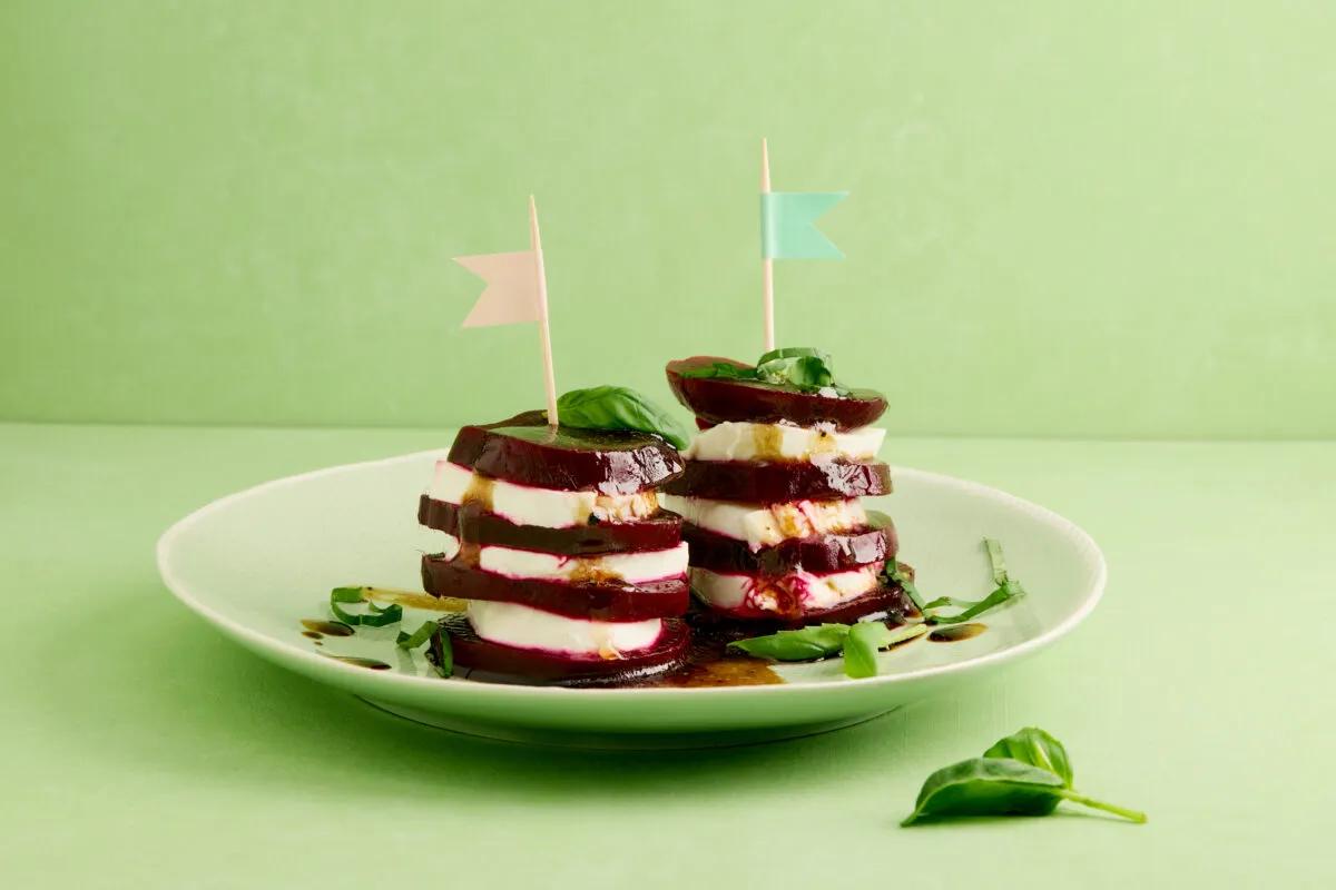 Randentürmchen aus der Kategorie Salate. Das fertige Gericht schön angerichtet und fotografiert aus Vogelperspektive (Food Fotografie). Serviervorschlag, Original Tiptopf Rezept, aus dem bekanntesten Kochbuch der Schweiz