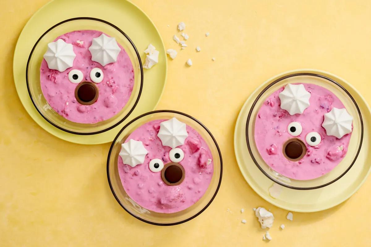 Bärige Beerencreme aus der Kategorie Desserts. Das fertige Gericht schön angerichtet und fotografiert aus Vogelperspektive (Food Fotografie). Serviervorschlag, Original Tiptopf Rezept, aus dem bekanntesten Kochbuch der Schweiz