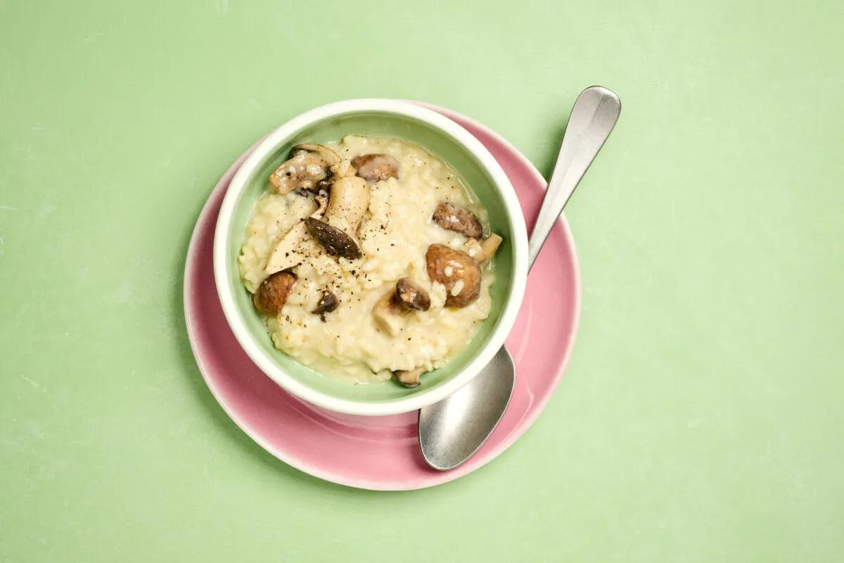 Pilzrisotto aus der Kategorie Getreide. Das fertige Gericht schön angerichtet und fotografiert aus Vogelperspektive (Food Fotografie). Serviervorschlag, Original Tiptopf Rezept, aus dem bekanntesten Kochbuch der Schweiz