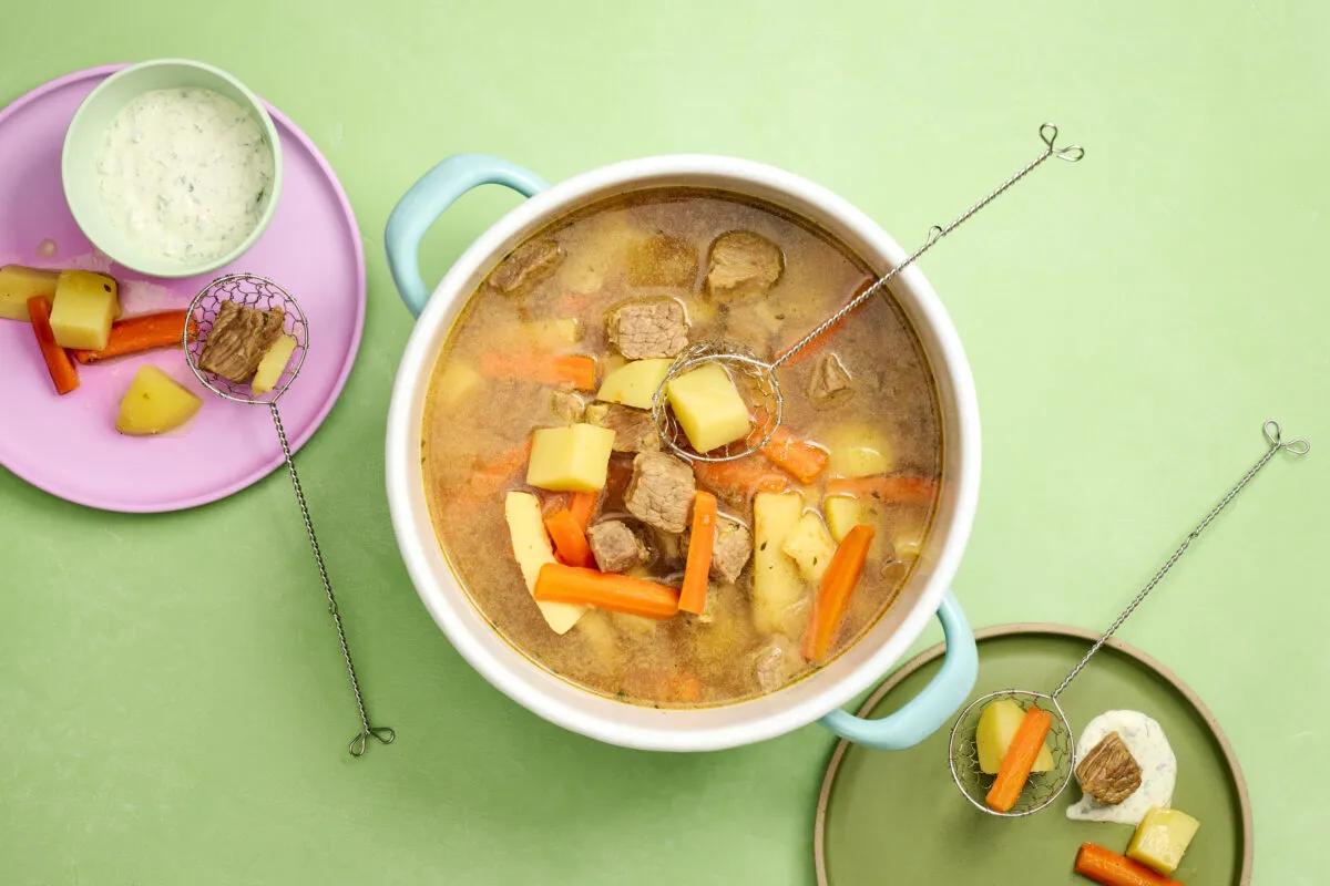 Siedfleisch-Pot aus der Kategorie Fleisch &amp; Fisch. Das fertige Gericht schön angerichtet und fotografiert aus Vogelperspektive (Food Fotografie). Serviervorschlag, Original Tiptopf Rezept, aus dem bekanntesten Kochbuch der Schweiz