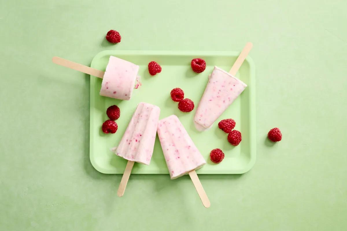 Joghurt-Glacestängel aus der Kategorie Desserts. Das fertige Gericht schön angerichtet und fotografiert aus Vogelperspektive (Food Fotografie). Serviervorschlag, Original Tiptopf Rezept, aus dem bekanntesten Kochbuch der Schweiz