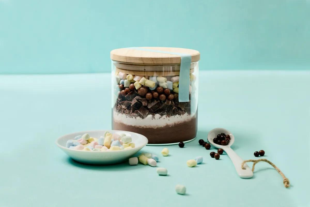 Heisse Schokolade im Glas aus der Kategorie Getränke. Das fertige Gericht schön angerichtet und fotografiert aus Vogelperspektive (Food Fotografie). Serviervorschlag, Original Tiptopf Rezept, aus dem bekanntesten Kochbuch der Schweiz
