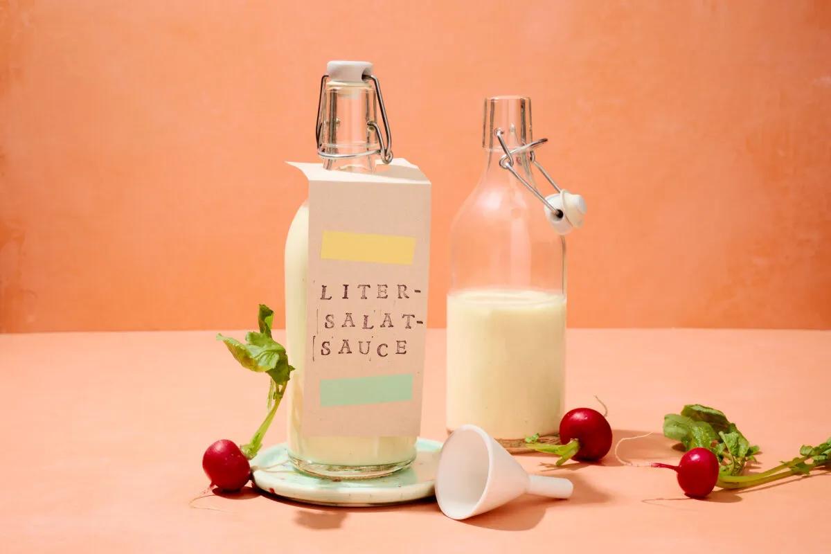 Liter-Salatsauce. Das fertige Gericht schön angerichtet und fotografiert aus Vogelperspektive (Food Fotografie). Serviervorschlag, Original Tiptopf Rezept, aus dem bekanntesten Kochbuch der Schweiz