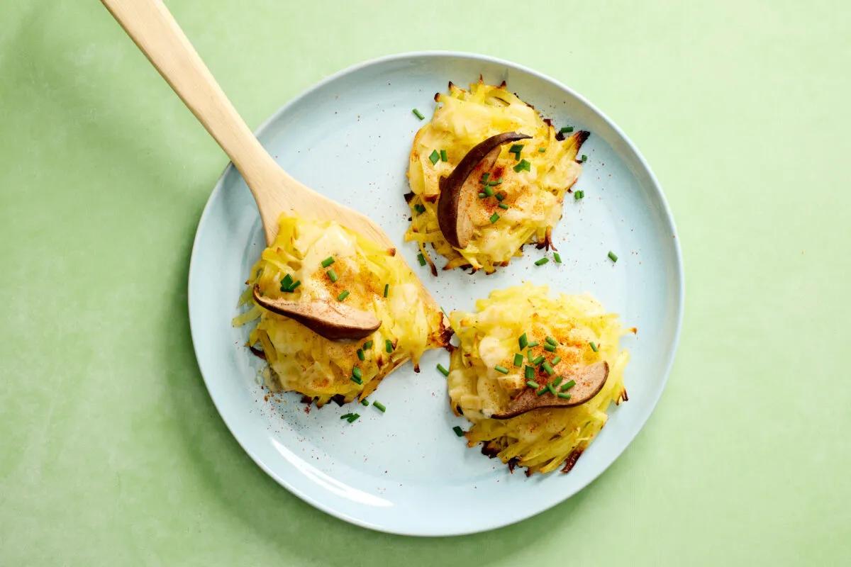 Röstinestchen aus der Kategorie Kartoffeln &amp; Süsskartoffeln. Das fertige Gericht schön angerichtet und fotografiert aus Vogelperspektive (Food Fotografie). Serviervorschlag, Original Tiptopf Rezept, aus dem bekanntesten Kochbuch der Schweiz