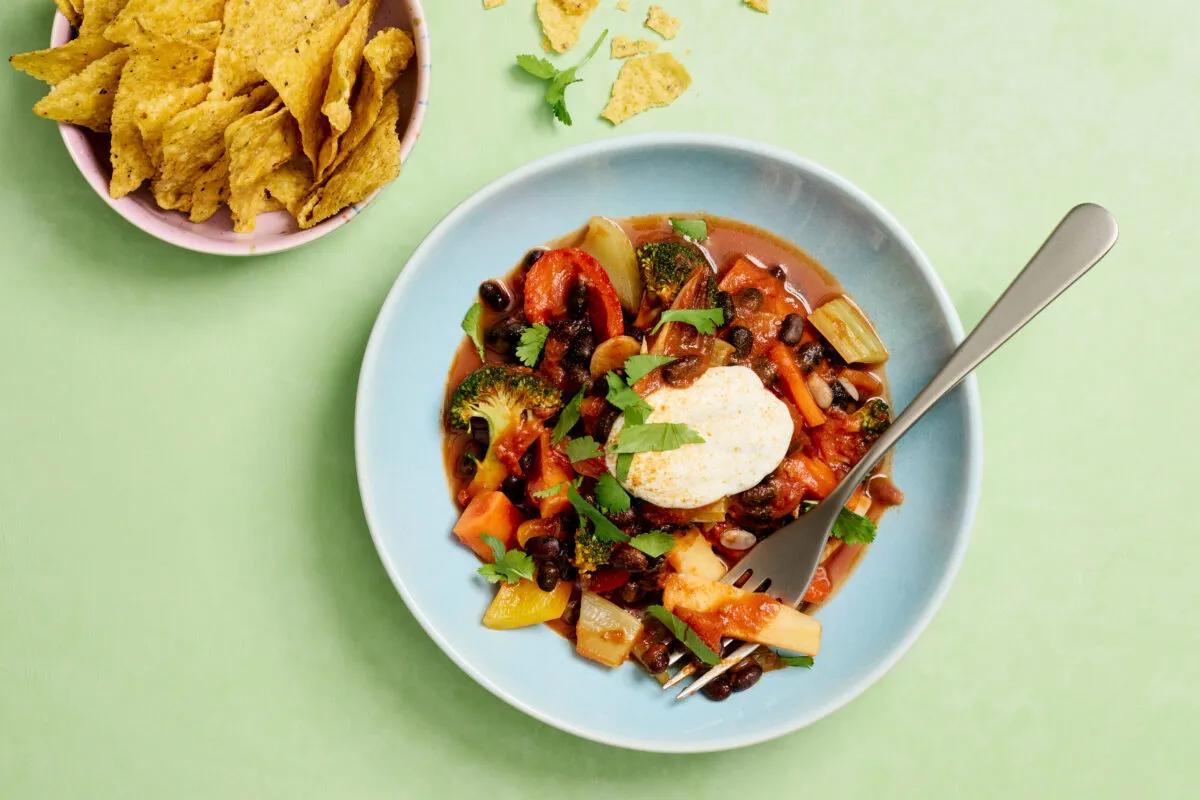 Chili aus der Kategorie Gemüse (2). Das fertige Gericht schön angerichtet und fotografiert aus Vogelperspektive (Food Fotografie). Serviervorschlag, Original Tiptopf Rezept, aus dem bekanntesten Kochbuch der Schweiz