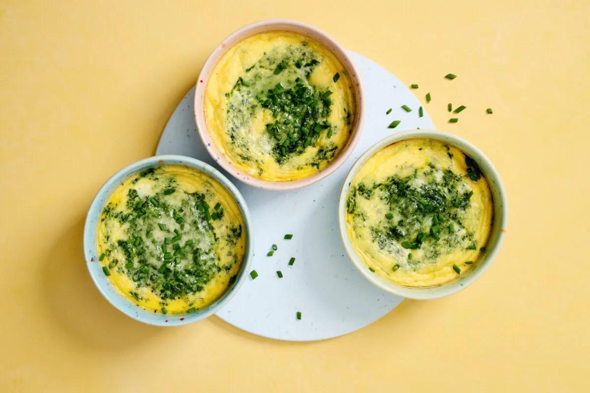 Rührei im Töpfchen aus der Kategorie Frühstück &amp; Brunch. Das fertige Gericht schön angerichtet und fotografiert aus Vogelperspektive (Food Fotografie). Serviervorschlag, Original Tiptopf Rezept, aus dem bekanntesten Kochbuch der Schweiz