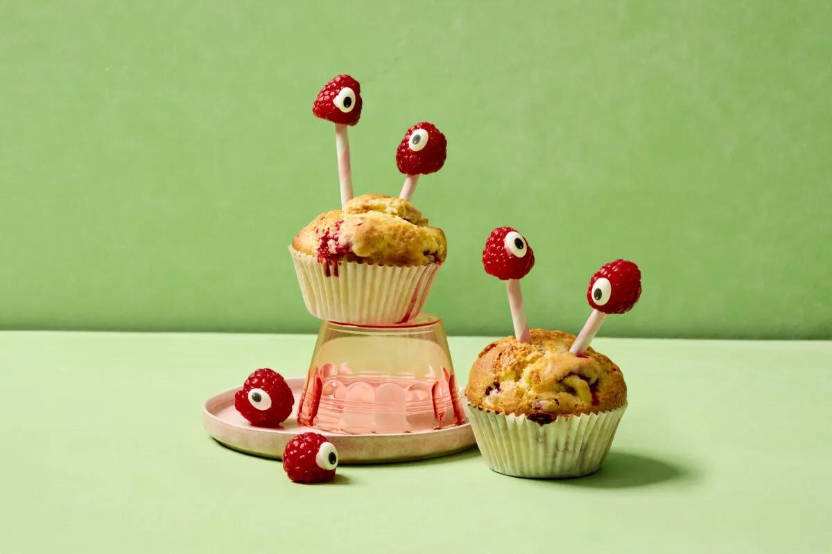 Himbeermuffins aus der Kategorie Gebäck süss. Das fertige Gericht schön angerichtet und fotografiert aus Vogelperspektive (Food Fotografie). Serviervorschlag, Original Tiptopf Rezept, aus dem bekanntesten Kochbuch der Schweiz