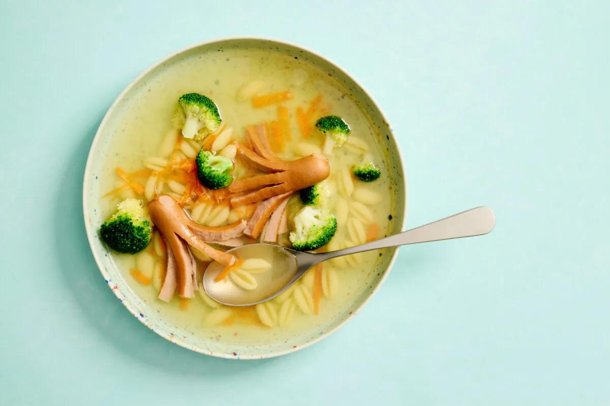 Oktopus-Bouillon aus der Kategorie Suppen. Das fertige Gericht schön angerichtet und fotografiert aus Vogelperspektive (Food Fotografie). Serviervorschlag, Original Tiptopf Rezept, aus dem bekanntesten Kochbuch der Schweiz
