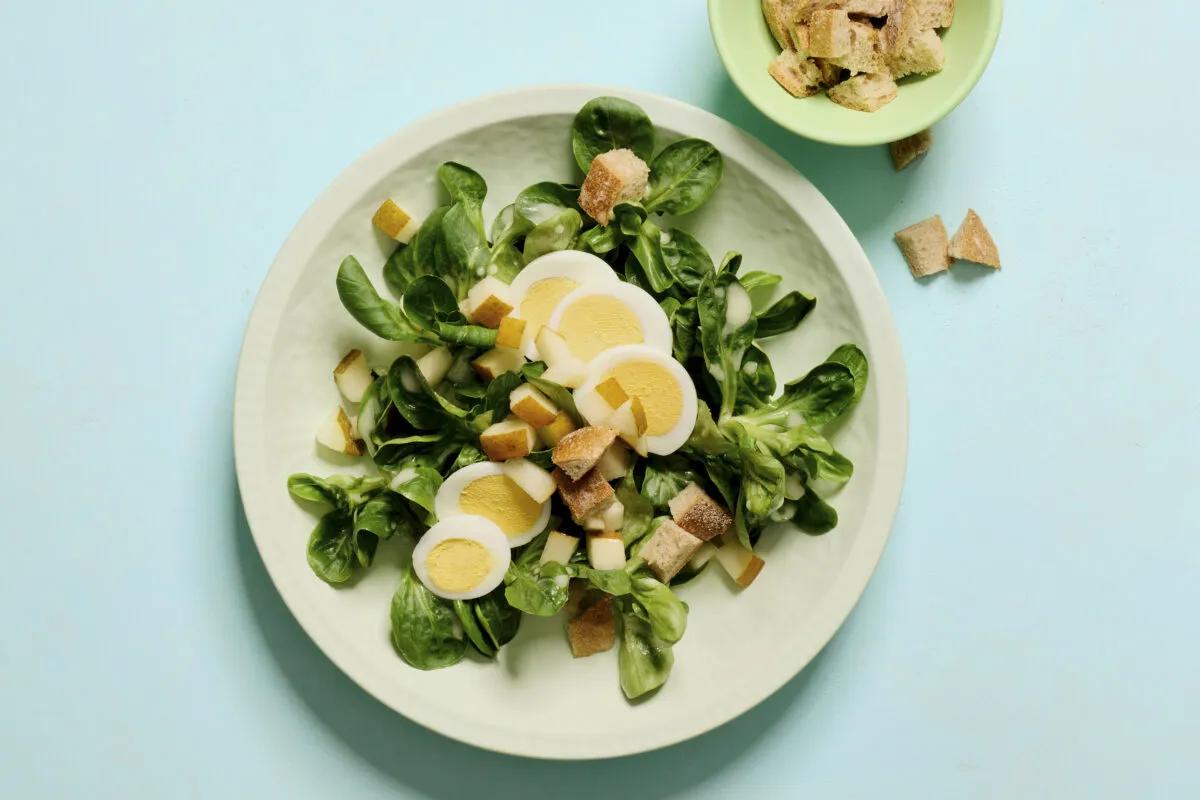 Nüsslisalat aus der Kategorie Salate. Das fertige Gericht schön angerichtet und fotografiert aus Vogelperspektive (Food Fotografie). Serviervorschlag, Original Tiptopf Rezept, aus dem bekanntesten Kochbuch der Schweiz