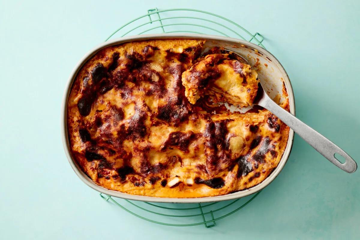 Blitzlasagne aus der Kategorie Getreide. Das fertige Gericht schön angerichtet und fotografiert aus Vogelperspektive (Food Fotografie). Serviervorschlag, Original Tiptopf Rezept, aus dem bekanntesten Kochbuch der Schweiz