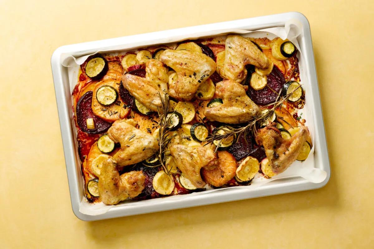 Poulet-Gemüse-Blech aus der Kategorie Fleisch &amp; Fisch. Das fertige Gericht schön angerichtet und fotografiert aus Vogelperspektive (Food Fotografie). Serviervorschlag, Original Tiptopf Rezept, aus dem bekanntesten Kochbuch der Schweiz
