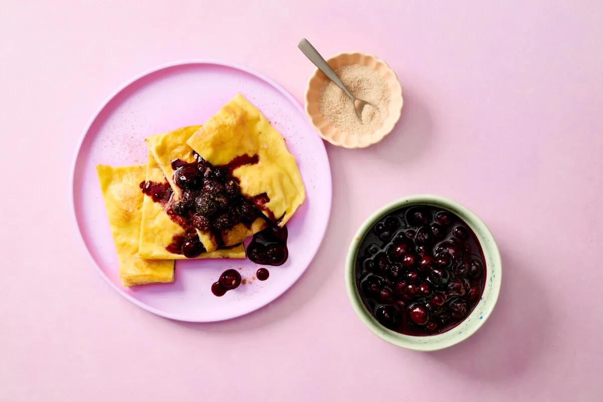 Blechomeletten aus der Kategorie Getreide. Das fertige Gericht schön angerichtet und fotografiert aus Vogelperspektive (Food Fotografie). Serviervorschlag, Original Tiptopf Rezept, aus dem bekanntesten Kochbuch der Schweiz