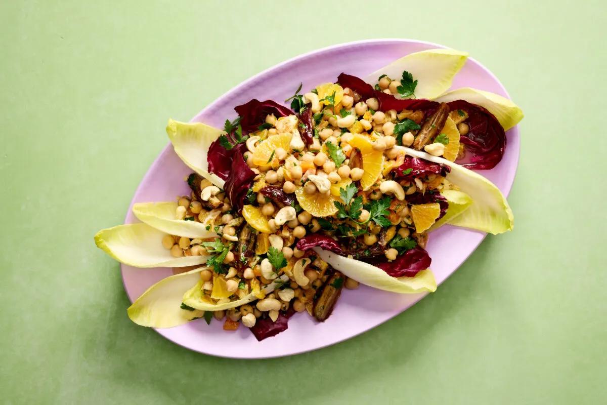 Kichererbsensalat. Das fertige Gericht schön angerichtet und fotografiert aus Vogelperspektive (Food Fotografie). Serviervorschlag, Original Tiptopf Rezept, aus dem bekanntesten Kochbuch der Schweiz