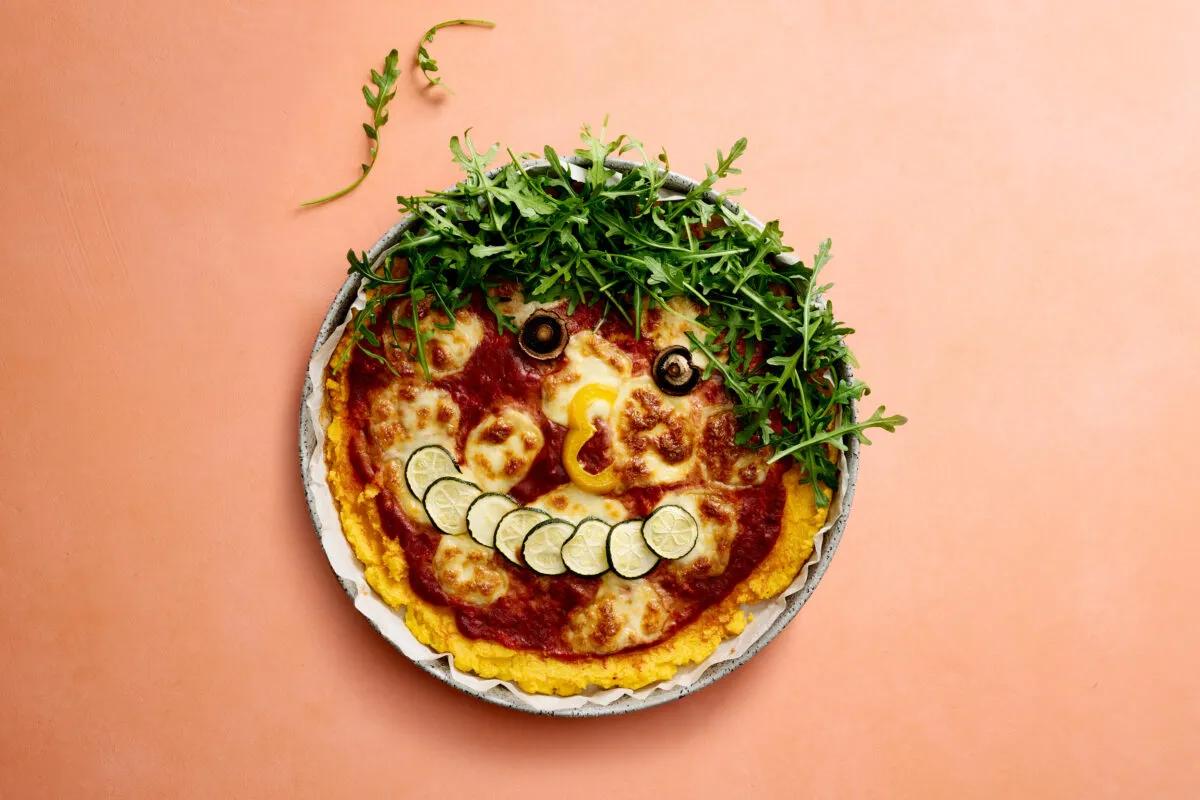 Polenta-Pizza aus der Kategorie Getreide. Das fertige Gericht schön angerichtet und fotografiert aus Vogelperspektive (Food Fotografie). Serviervorschlag, Original Tiptopf Rezept, aus dem bekanntesten Kochbuch der Schweiz