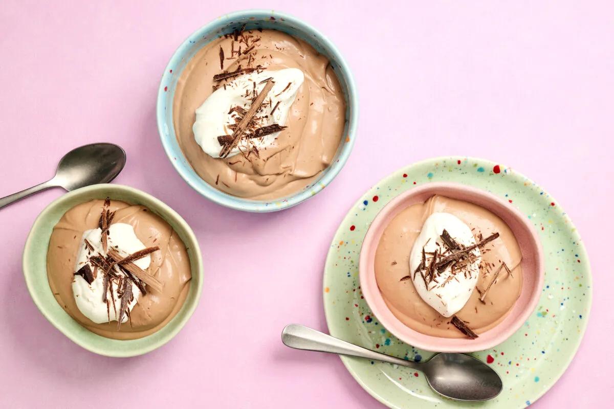 Schokoladenmousse aus der Kategorie Desserts. Das fertige Gericht schön angerichtet und fotografiert aus Vogelperspektive (Food Fotografie). Serviervorschlag, Original Tiptopf Rezept, aus dem bekanntesten Kochbuch der Schweiz