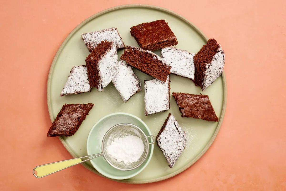 Lebkuchen aus der Kategorie Gebäck süss. Das fertige Gericht schön angerichtet und fotografiert aus Vogelperspektive (Food Fotografie). Serviervorschlag, Original Tiptopf Rezept, aus dem bekanntesten Kochbuch der Schweiz