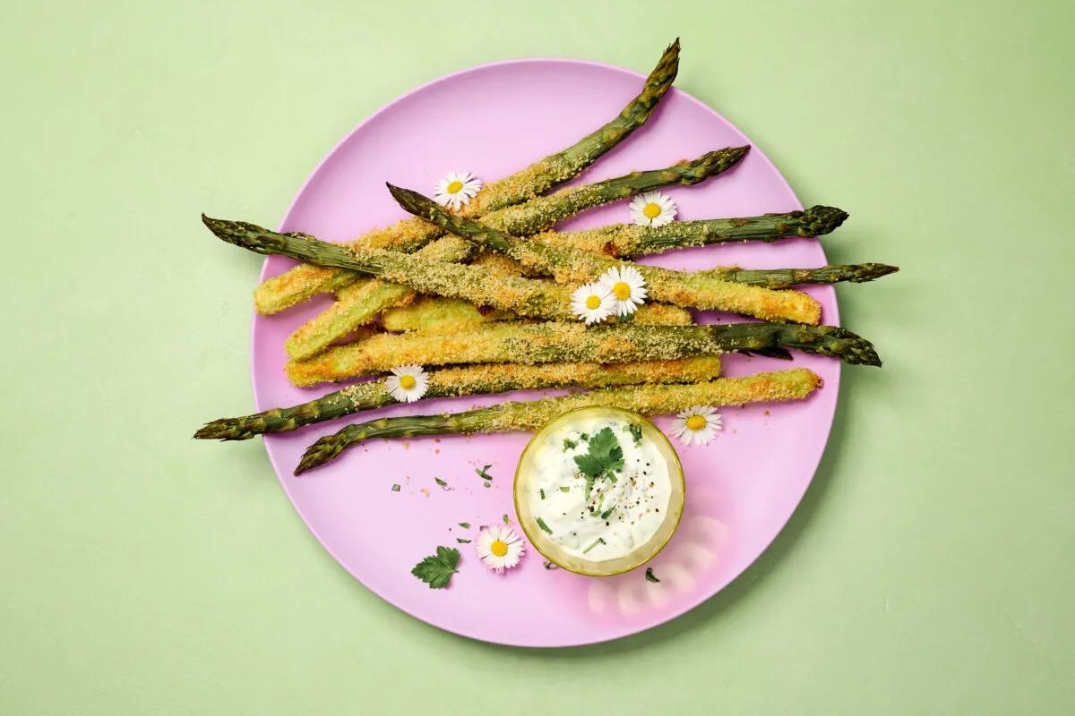 Spargelpommes aus der Kategorie Snacks &amp; Fingerfood. Das fertige Gericht schön angerichtet und fotografiert aus Vogelperspektive (Food Fotografie). Serviervorschlag, Original Tiptopf Rezept, aus dem bekanntesten Kochbuch der Schweiz