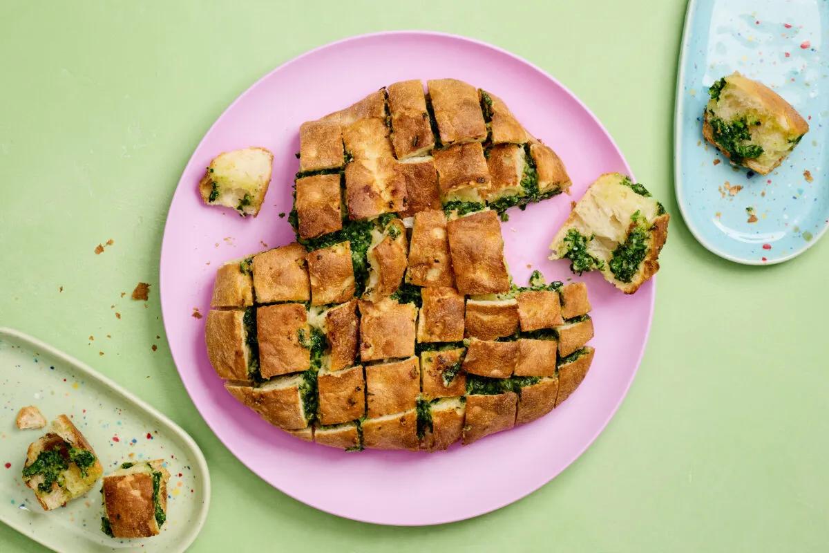 Kräuterbrot aus der Kategorie Snacks &amp; Fingerfood. Das fertige Gericht schön angerichtet und fotografiert aus Vogelperspektive (Food Fotografie). Serviervorschlag, Original Tiptopf Rezept, aus dem bekanntesten Kochbuch der Schweiz