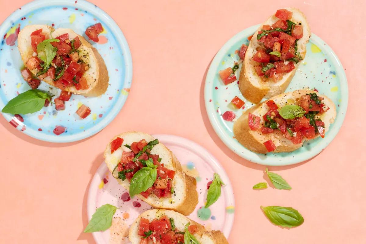 Bruschetta aus der Kategorie Snacks &amp; Fingerfood. Das fertige Gericht schön angerichtet und fotografiert aus Vogelperspektive (Food Fotografie). Serviervorschlag, Original Tiptopf Rezept, aus dem bekanntesten Kochbuch der Schweiz