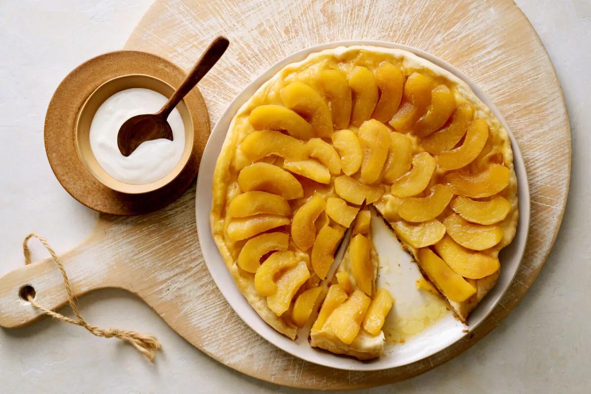 Tarte Tatin, aus der Kategorie . Zubereitungsmethode Backen. Das fertige Gericht schön angerichtet und fotografiert aus Vogelperspektive (Food Fotografie). Serviervorschlag, Original Tiptopf Rezept, aus dem bekanntesten Kochbuch der Schweiz