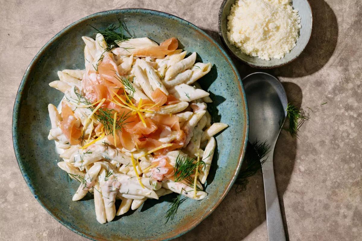Lachsteigwaren, aus der Kategorie . Zubereitungsmethode Sieden. Das fertige Gericht schön angerichtet und fotografiert aus Vogelperspektive (Food Fotografie). Serviervorschlag, Original Tiptopf Rezept, aus dem bekanntesten Kochbuch der Schweiz