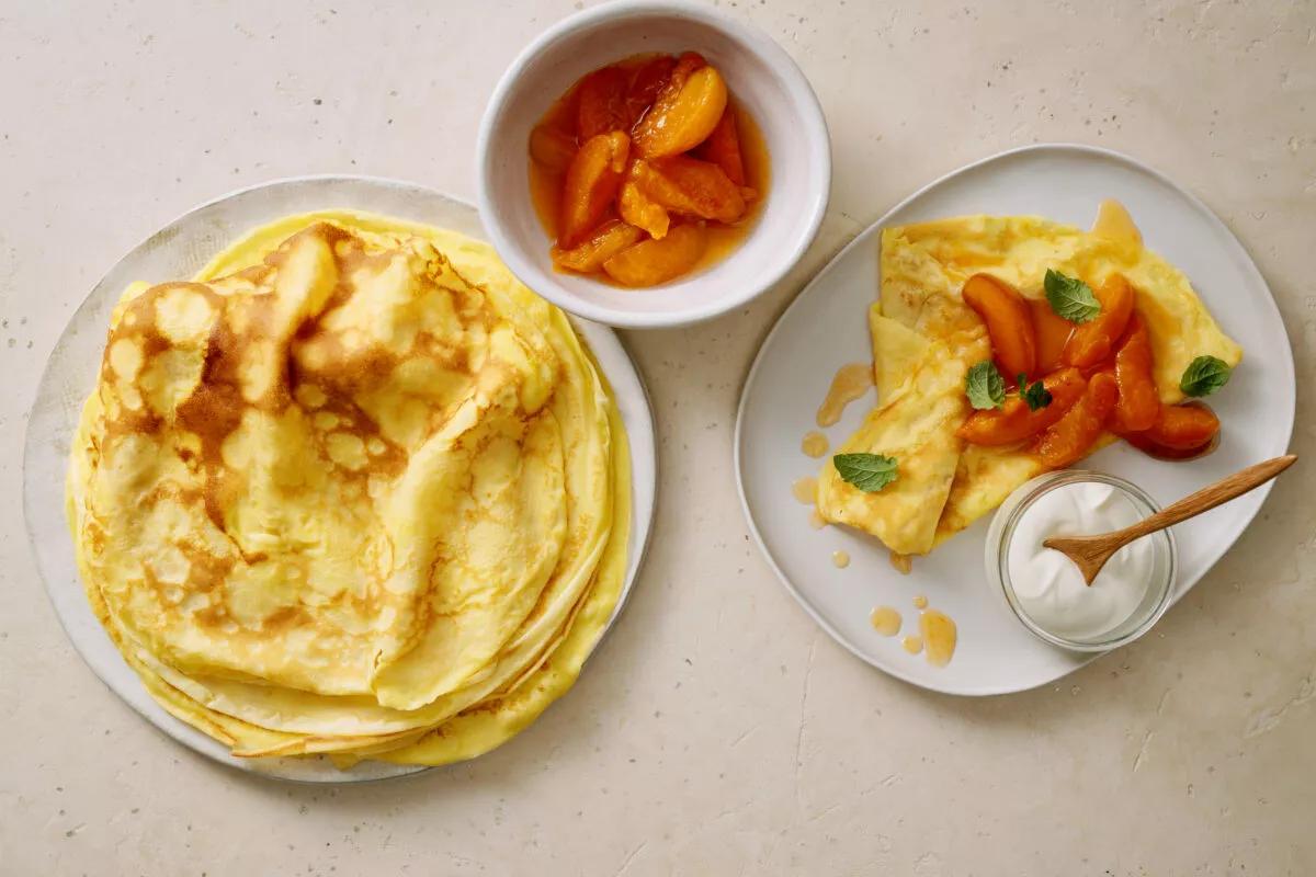 Crêpes, aus der Kategorie . Zubereitungsmethode Angerührter Teig. Das fertige Gericht schön angerichtet und fotografiert aus Vogelperspektive (Food Fotografie). Serviervorschlag, Original Tiptopf Rezept, aus dem bekanntesten Kochbuch der Schweiz