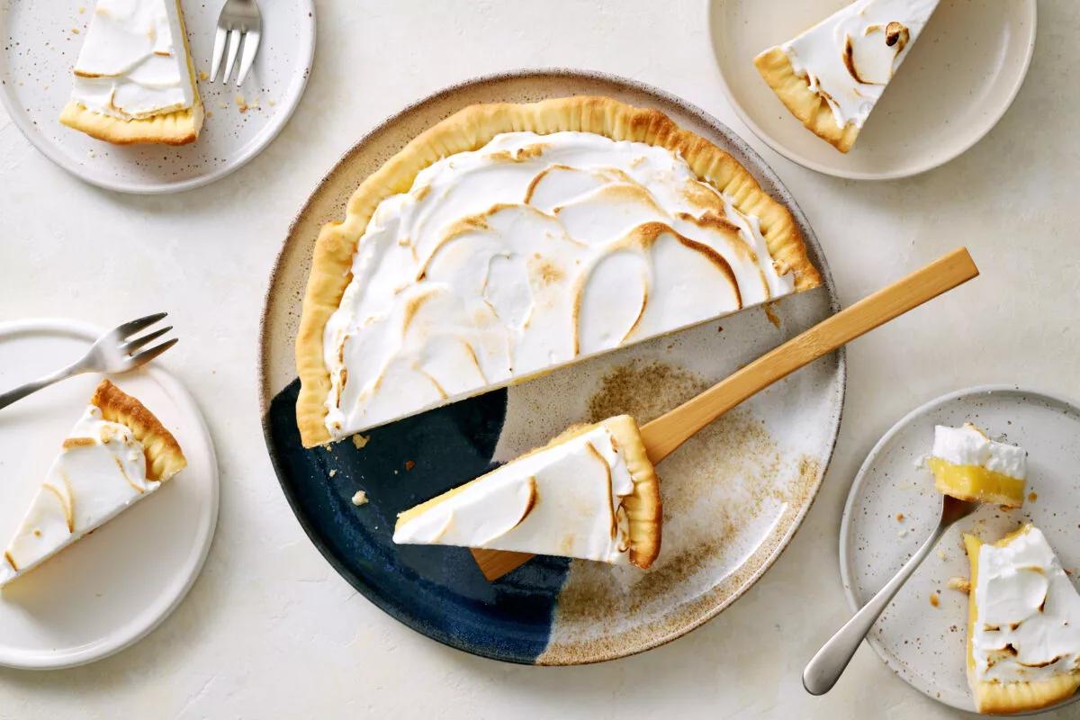 Zitronentarte aus der Kategorie Gebäck süss. Das fertige Gericht schön angerichtet und fotografiert aus Vogelperspektive (Food Fotografie). Serviervorschlag, Original Tiptopf Rezept, aus dem bekanntesten Kochbuch der Schweiz