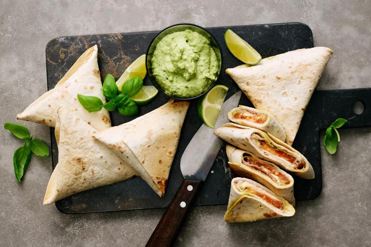 Tortilla-Dreiecke, aus der Kategorie . Zubereitungsmethode . Das fertige Gericht schön angerichtet und fotografiert aus Vogelperspektive (Food Fotografie). Serviervorschlag, Original Tiptopf Rezept, aus dem bekanntesten Kochbuch der Schweiz